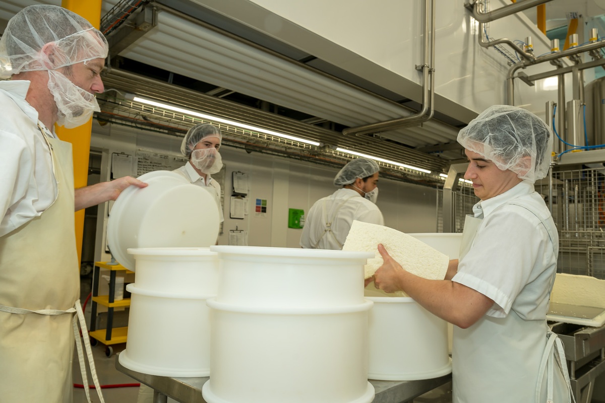 Filling molds.<br>