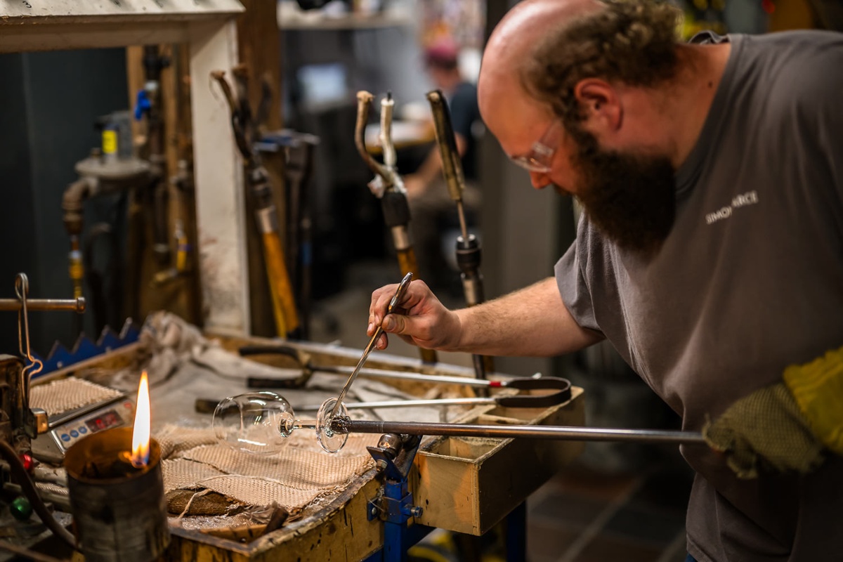 Removing the finished glass from its pipe.