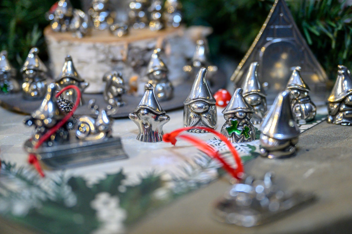 Figurines.