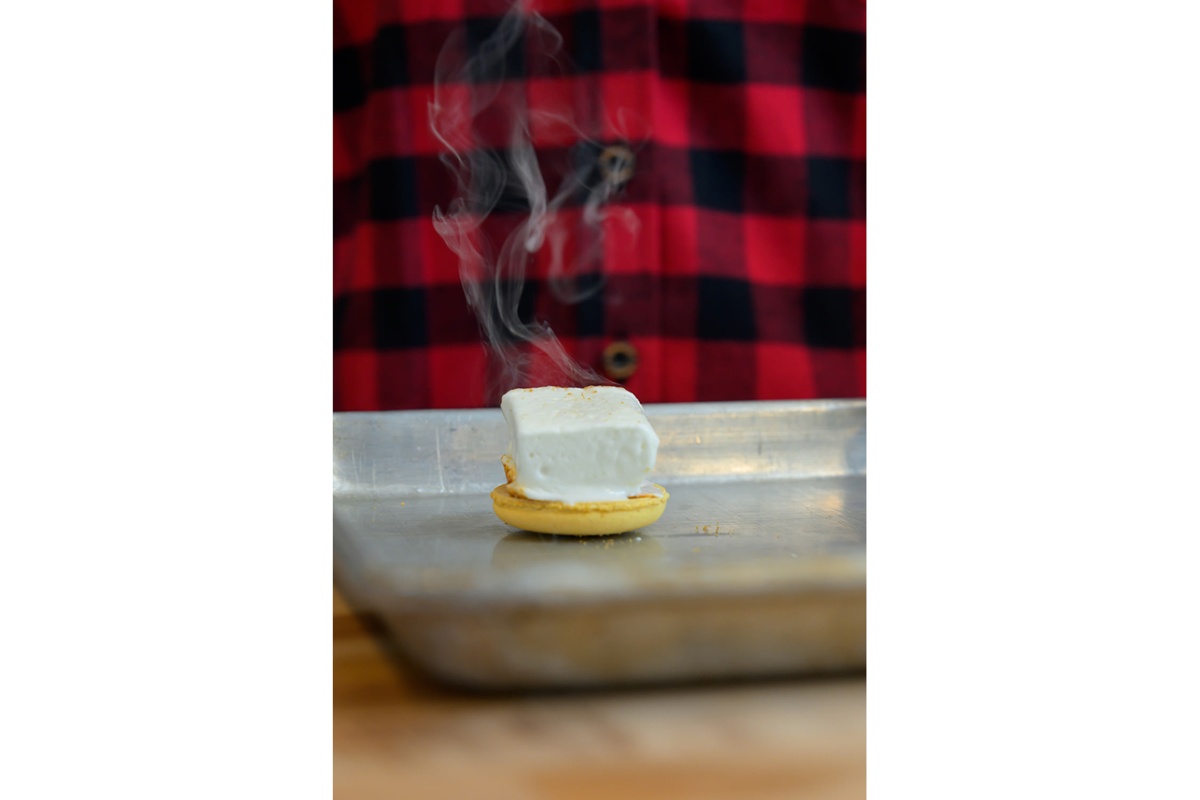 Making a s'macaron